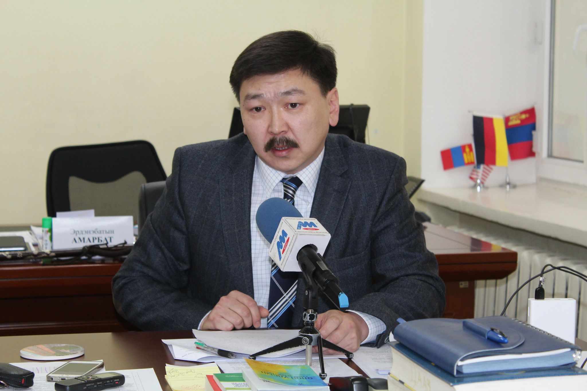 Э.АМАРБАТ: ТӨВ АЙМГИЙН ПРОКУРОРЫН ГАЗРААС Л.ГАНСҮХИЙГ МАГАДЛАНГААР СУЛЛАГДАХ ШААРДЛАГА ХАНГАСАН ГЭЖ ТАНИЛЦУУЛСАН