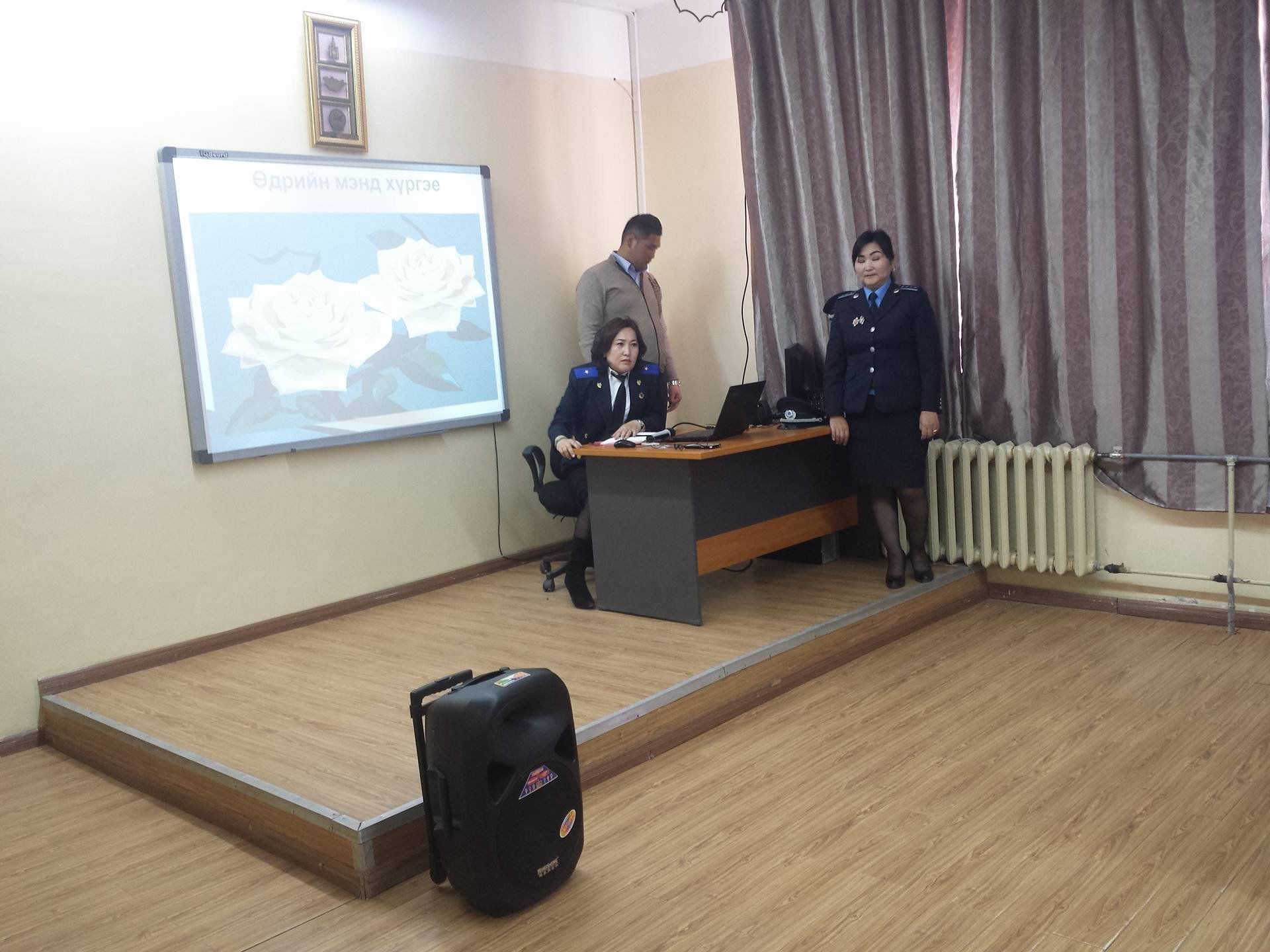 БОР-ӨНДӨР ЦОГЦОЛБОР СУРГУУЛИЙН АХЛАХ АНГИЙН СУРАГЧДЫН ДУНД ЯРИА ТАНИУЛГА ХИЙВ