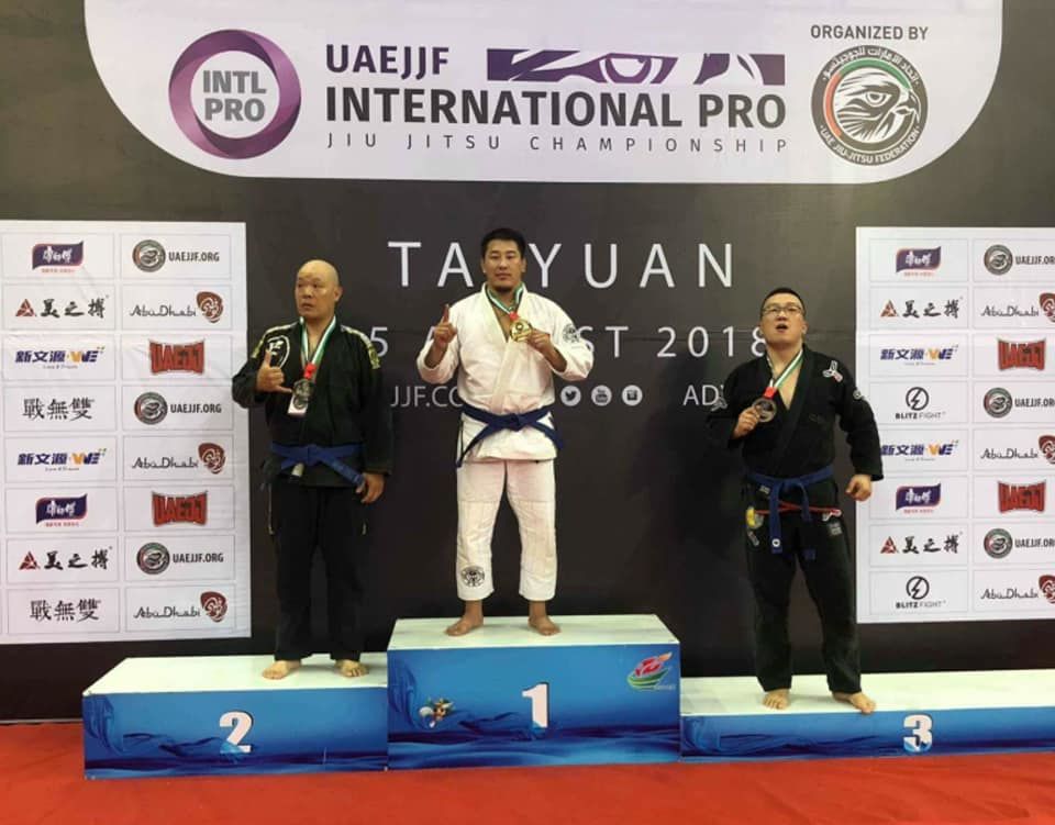 ЖИ ЖИЦҮ  БӨХИЙН АЗИЙН АВАРГА , ЧӨЛӨӨТ БӨХИЙН СПОРТЫН МАСТЕР, СУМЫН ЗААН  БАЛЖИННЯМЫН МӨНГӨН: ЦААШИД  ҮНДЭСНИЙ БӨХӨӨРӨӨ БАРИЛДАЖ ЦОЛ АХИУЛЖ,  АЙМГИЙН ЦОЛОНД ХҮРЬЕ ГЭСЭН БОДОЛ БАЙГАА