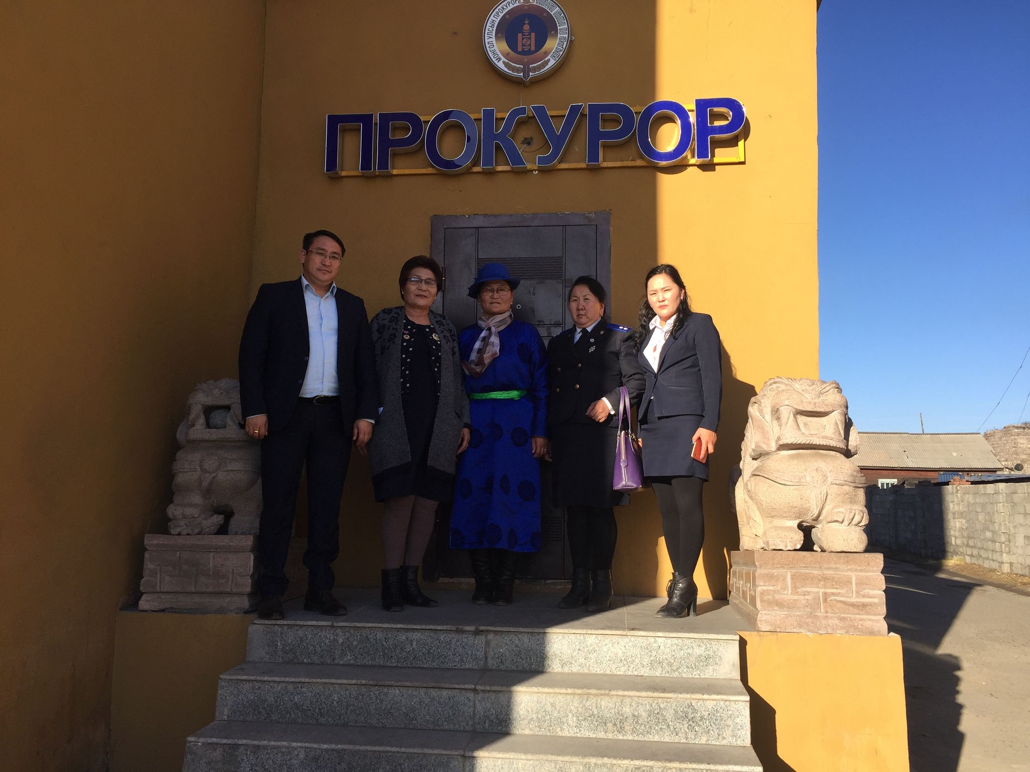 БУЛГАН АЙМГИЙН ПРОКУРОРЫН ГАЗАР  “АХМАД ПРОКУРОР, АЖИЛТНУУДАА ХҮЛЭЭН АВЧ,  ХҮНДЭТГЭЛ ҮЗҮҮЛЭВ