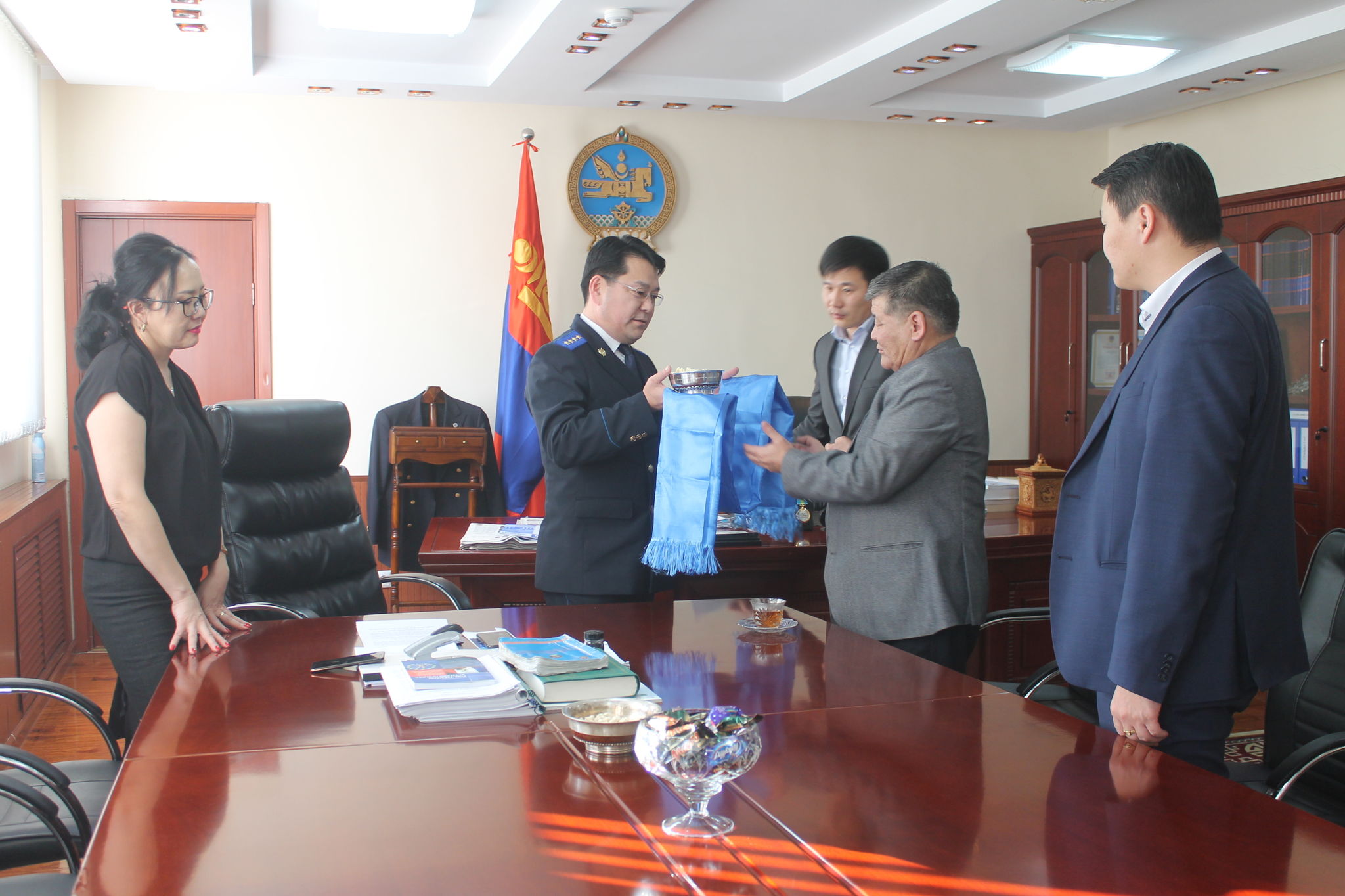 НИЙСЛЭЛИЙН ПРОКУРОРЫН ГАЗРЫН УДИРДЛАГУУД ӨНДӨР НАСНЫ ТЭТГЭВЭРТ ГАРСАН ХЯНАЛТЫН ПРОКУРОР Ж.БАЯРСҮРЭНД ХҮНДЭТГЭЛ ҮЗҮҮЛЭВ