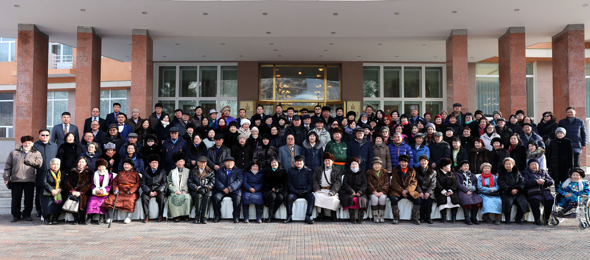 АХМАДУУДАА ХҮЛЭЭН АВЧ,  ХҮНДЭТГЭЛ ҮЗҮҮЛЛЭЭ