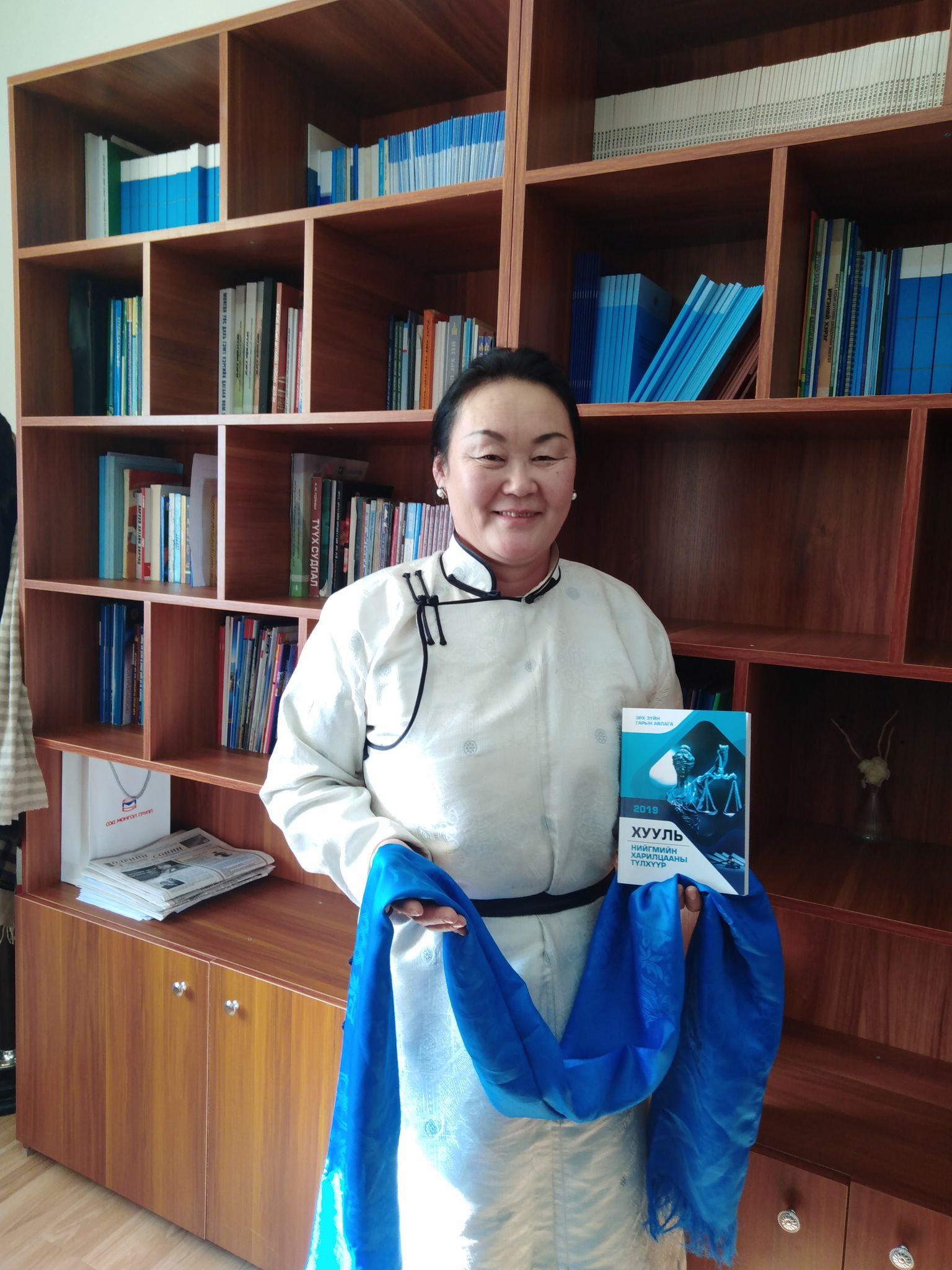 “ХУУЛЬ НИЙГМИЙН ХАРИЛЦААНЫ ТҮЛХҮҮР” НОМЫГ БАЙГУУЛЛАГЫН НОМЫН САНД ГАРДУУЛАН ӨГЧЭЭ