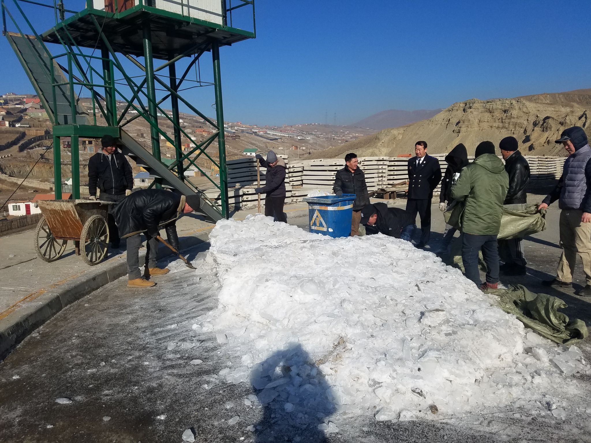 НИЙТЭД ТУСТАЙ АЖИЛ ХИЙЛГЭХ ЯЛЫН БИЕЛЭЛТИЙГ  ГАЗАР ДЭЭР НЬ ШАЛГАЖЭЭ