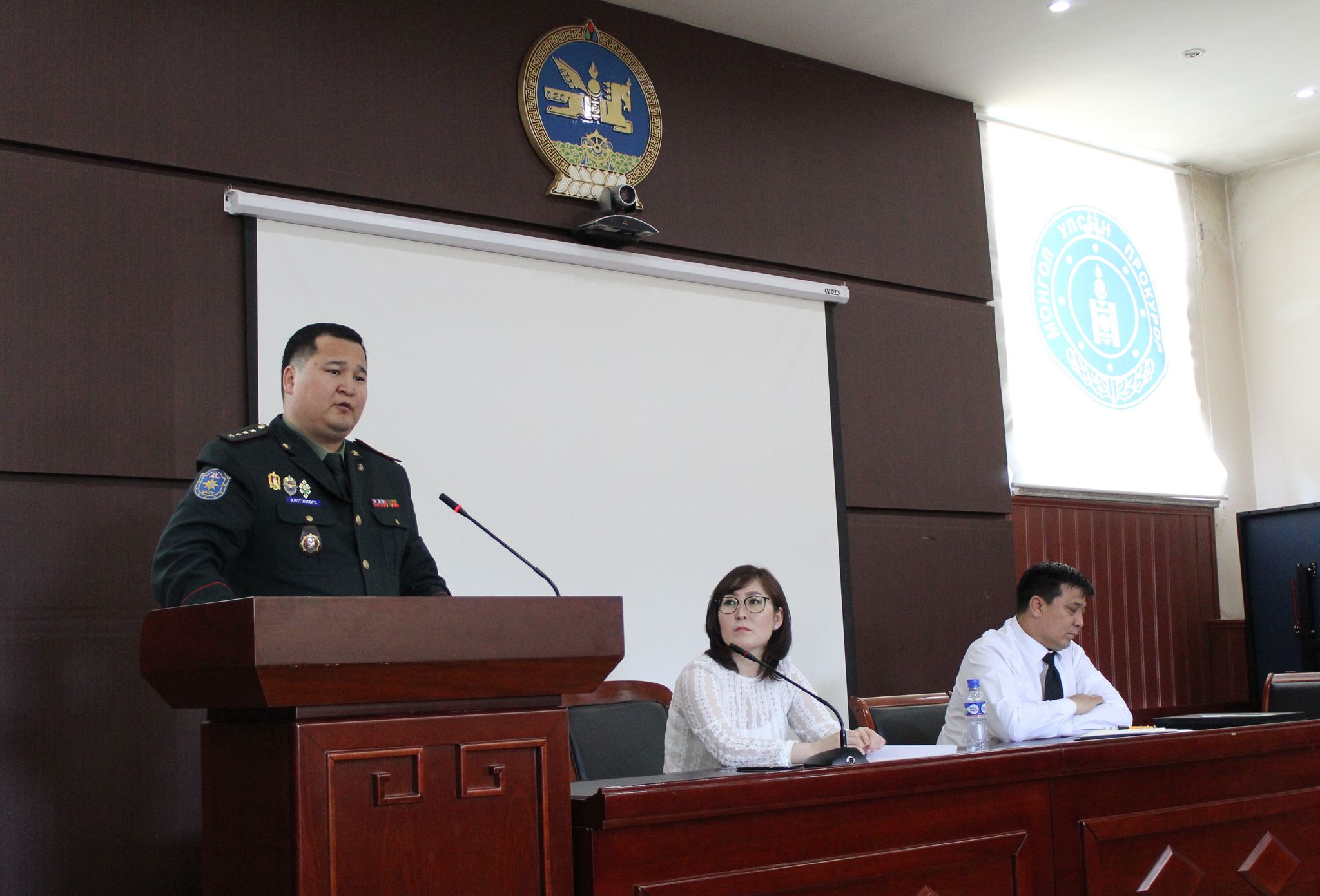 ЯЛ ЭДЛҮҮЛЭХ АЖИЛЛАГААНД ХЯНАЛТ ТАВИХ АЖИЛ ХАРИУЦСАН ПРОКУРОРУУД  ХАМТАРСАН ЗӨВЛӨГӨӨН ХИЙЖЭЭ