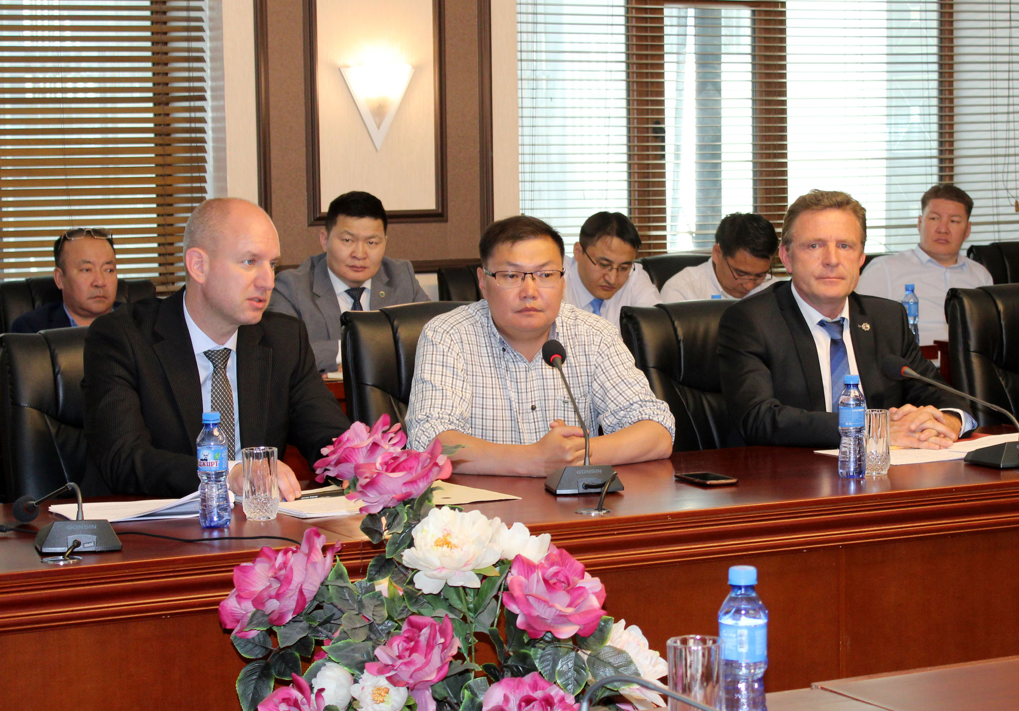 ХБНГУ-ЫН МЭРГЭЖИЛТНҮҮД ПРОКУРОРЫН БАЙГУУЛЛАГАД  АЖЛЫН АЙЛЧЛАЛ ХИЙЖ БАЙНА