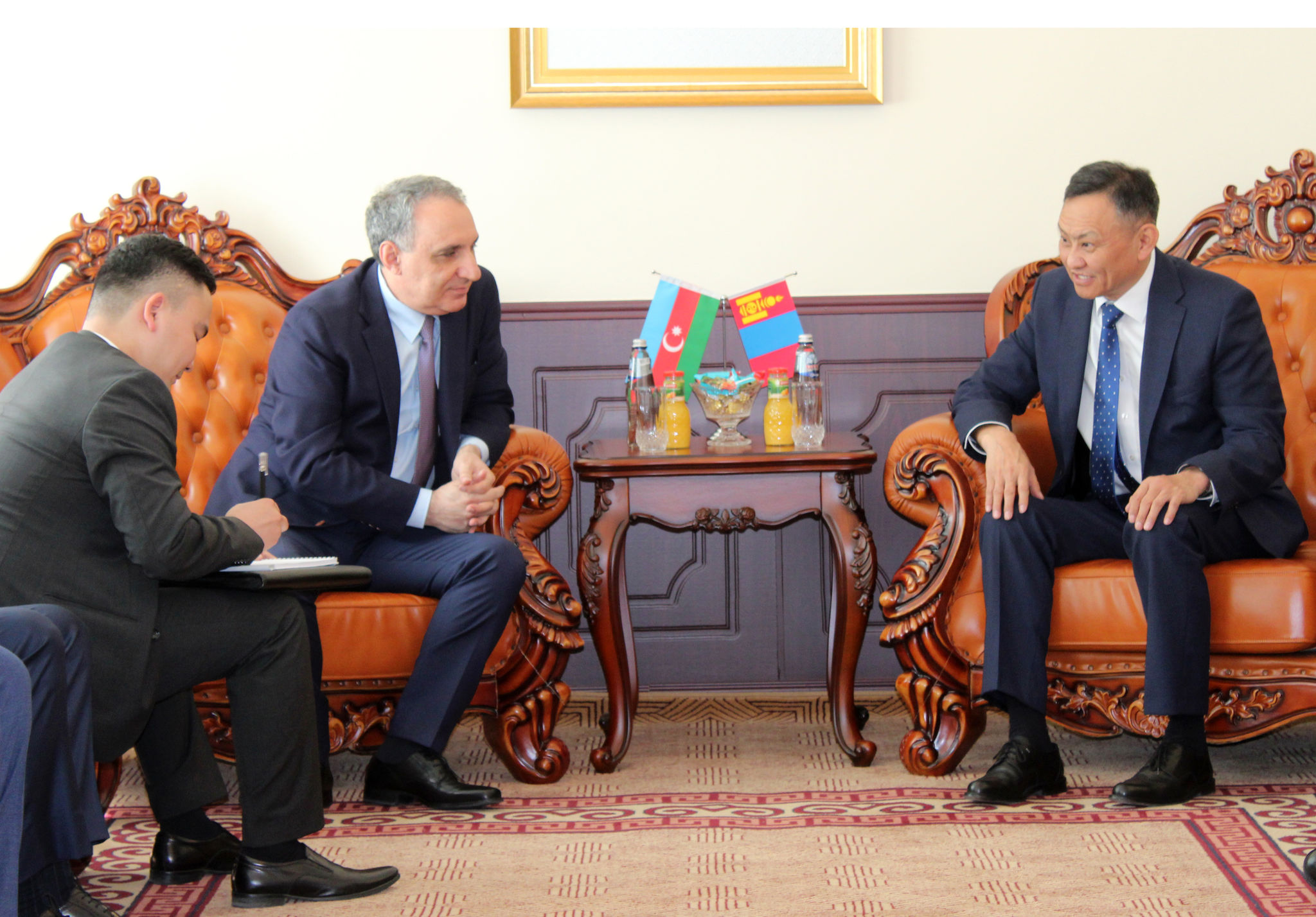 УЛСЫН ЕРӨНХИЙ ПРОКУРОР Б.ЖАРГАЛСАЙХАН БҮГД НАЙРАМДАХ АЗЕРБАЙДЖАН УЛСЫН ЕРӨНХИЙ ПРОКУРОРЫН ОРЛОГЧ, АВЛИГЫН ЭСРЭГ ГАЗРЫН ДАРГА КАМРАН АЛИЕВ ТЭРГҮҮТЭЙ ТӨЛӨӨЛӨГЧДИЙГ ХҮЛЭЭН АВЧ УУЛЗЛАА