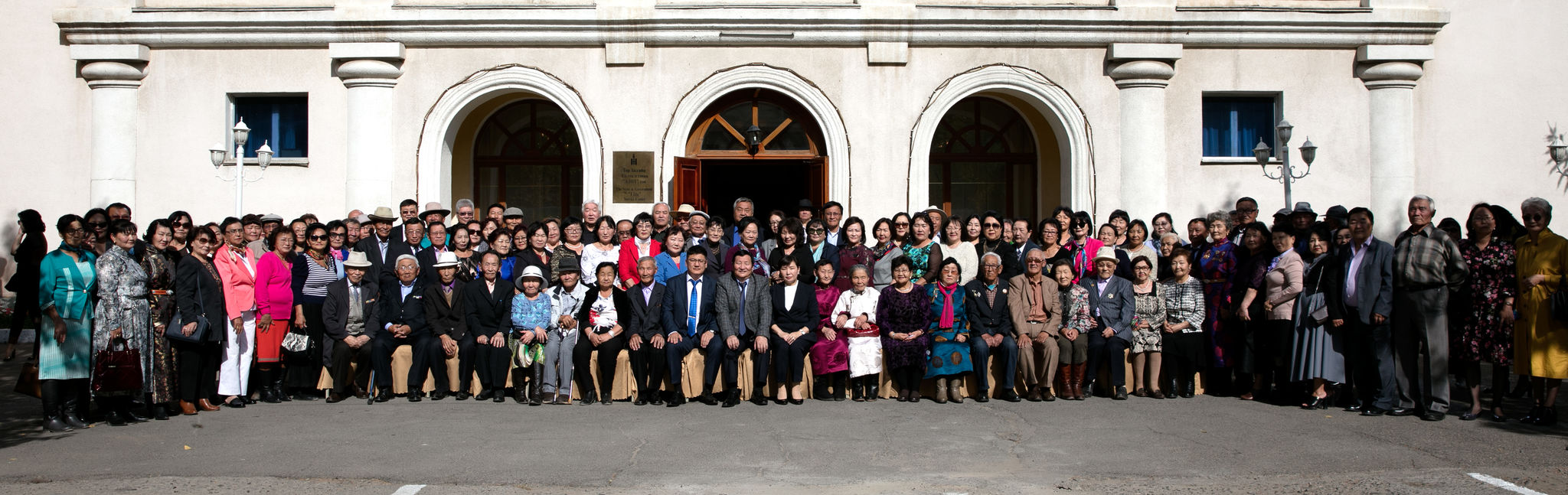 “АХМАДЫН ӨДӨР”-ИЙГ ТОХИОЛДУУЛАН АХМАДУУДАА ХҮЛЭЭН АВЧ, ХҮНДЭТГЭЛ ҮЗҮҮЛЛЭЭ