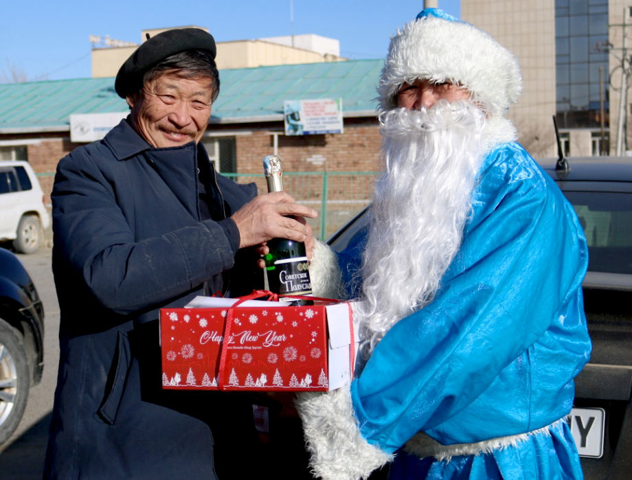 АХМАД ПРОКУРОР, АЖИЛТНУУДДАА ХҮНДЭТГЭЛ ҮЗҮҮЛЭВ