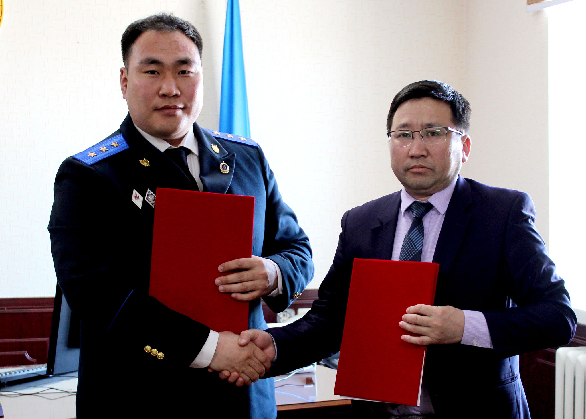 ТӨРИЙН БАЙГУУЛЛАГЫН УДИРДАХ АЛБАН ТУШААЛТНУУДТАЙ УУЛЗАЛТ ЗОХИОН БАЙГУУЛЖЭЭ